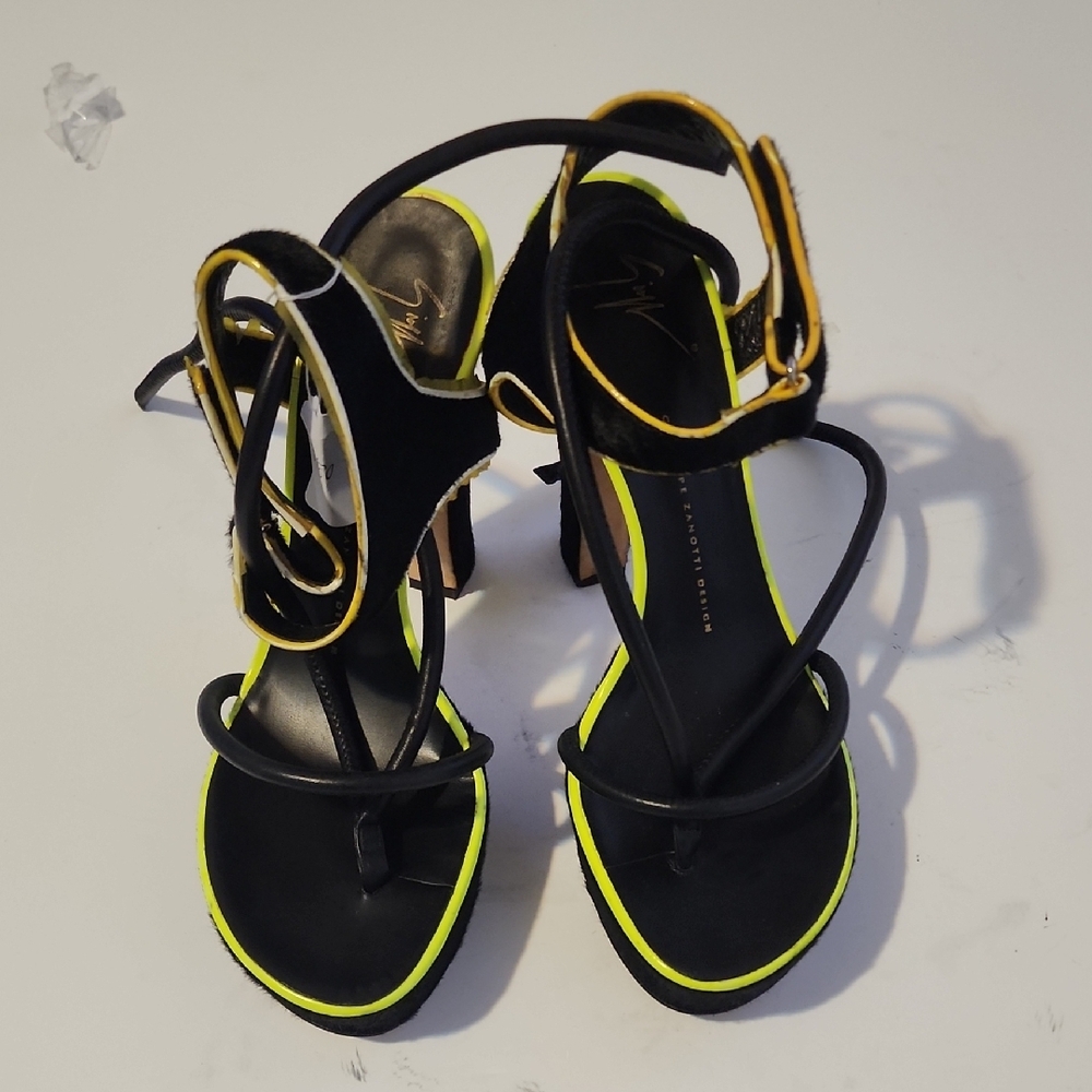 Elegant Black and Yellow Strappy Heels - Picture 6 of 6
